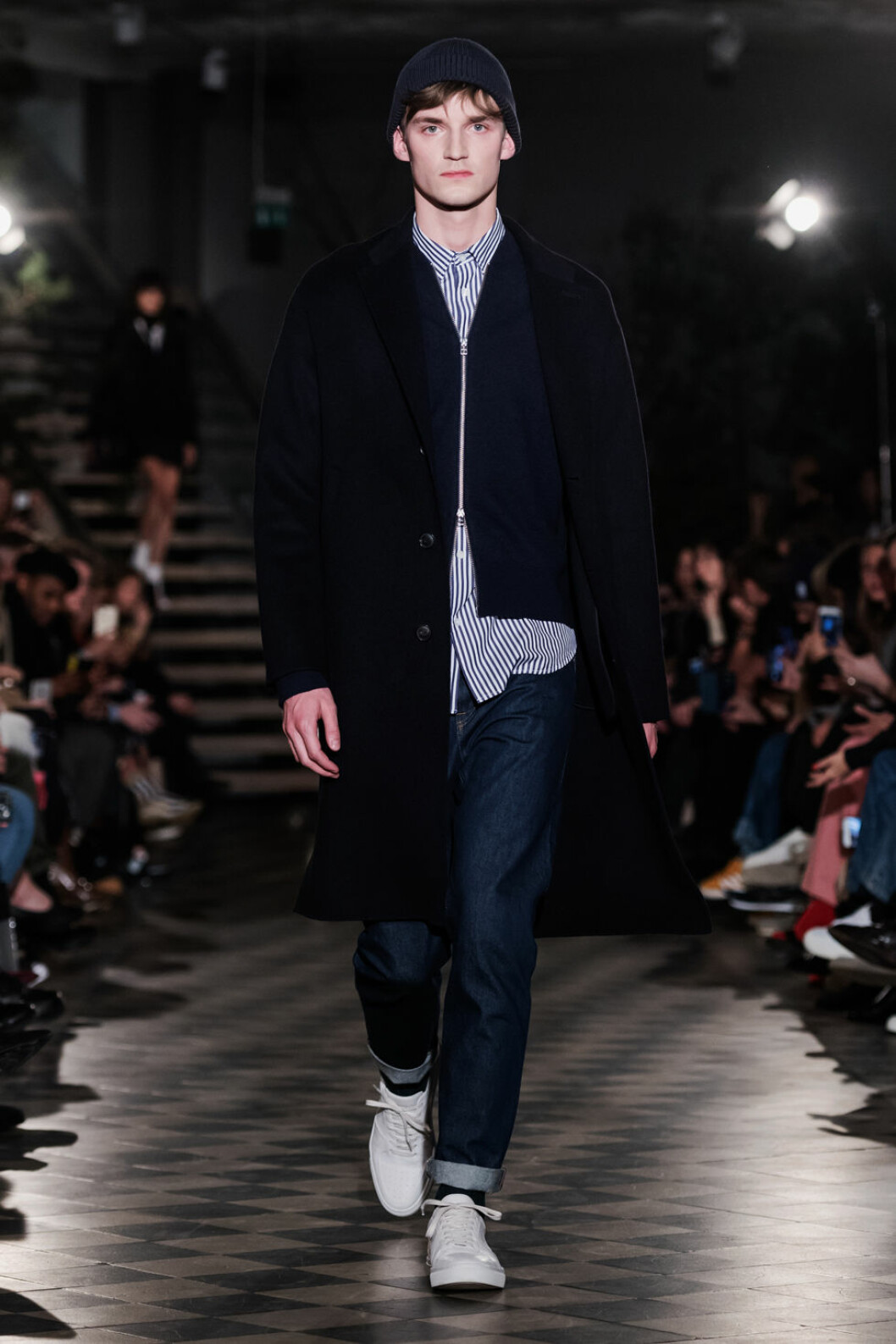 Filippa K AW 18, man i randig skjorta och mössa.