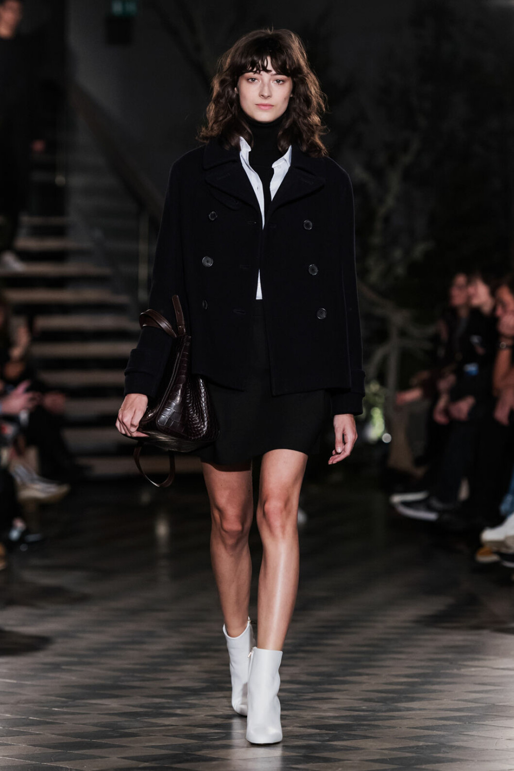 Filippa K AW 18, kvinna i svart jacka och kort kjol.