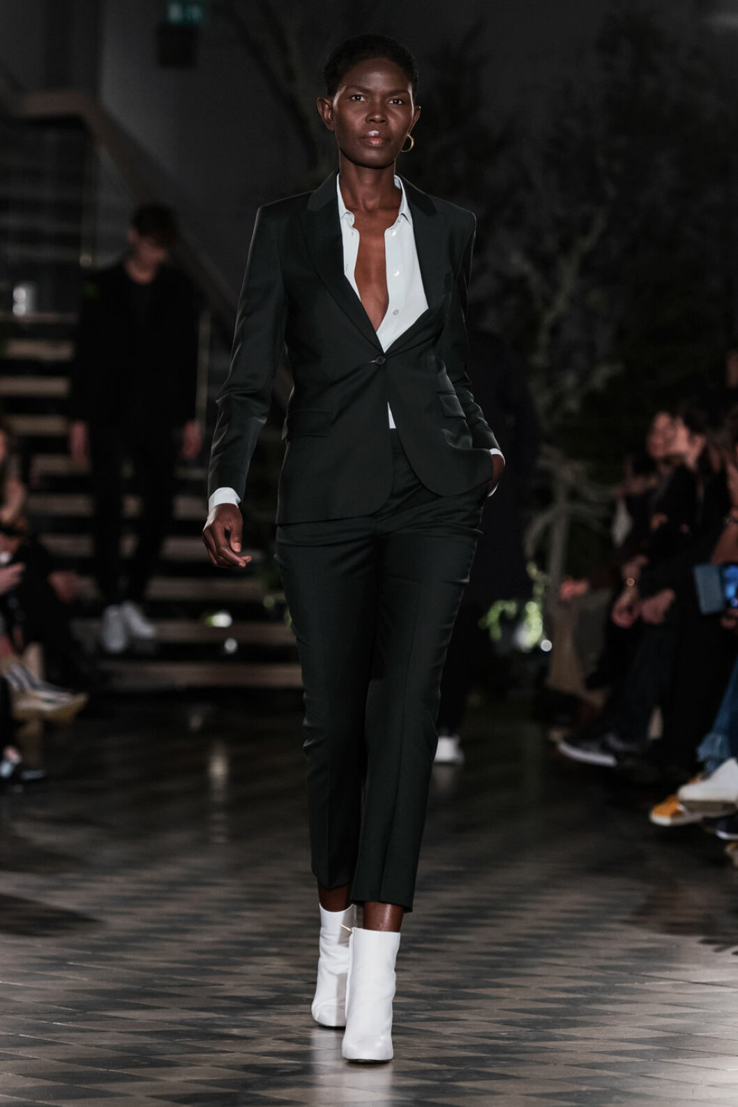 Filippa K AW 18, kvinna i vit skjorta och svart kostym.