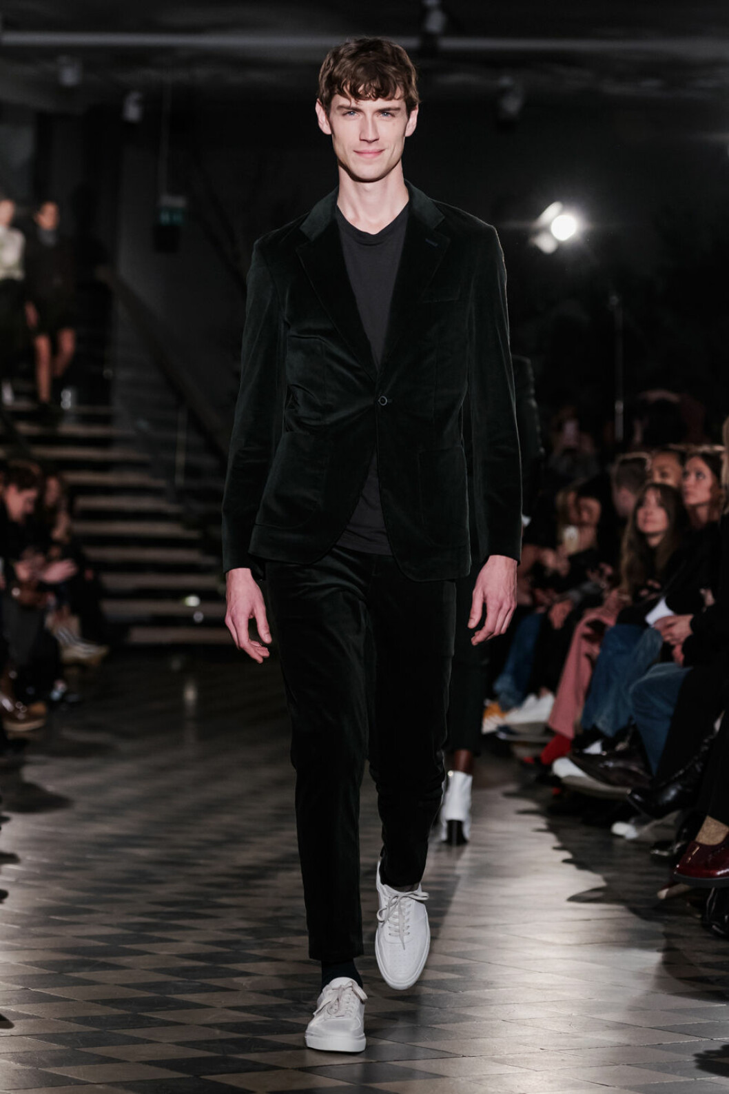 Filippa K AW 18, man i kostym med t-shirt.
