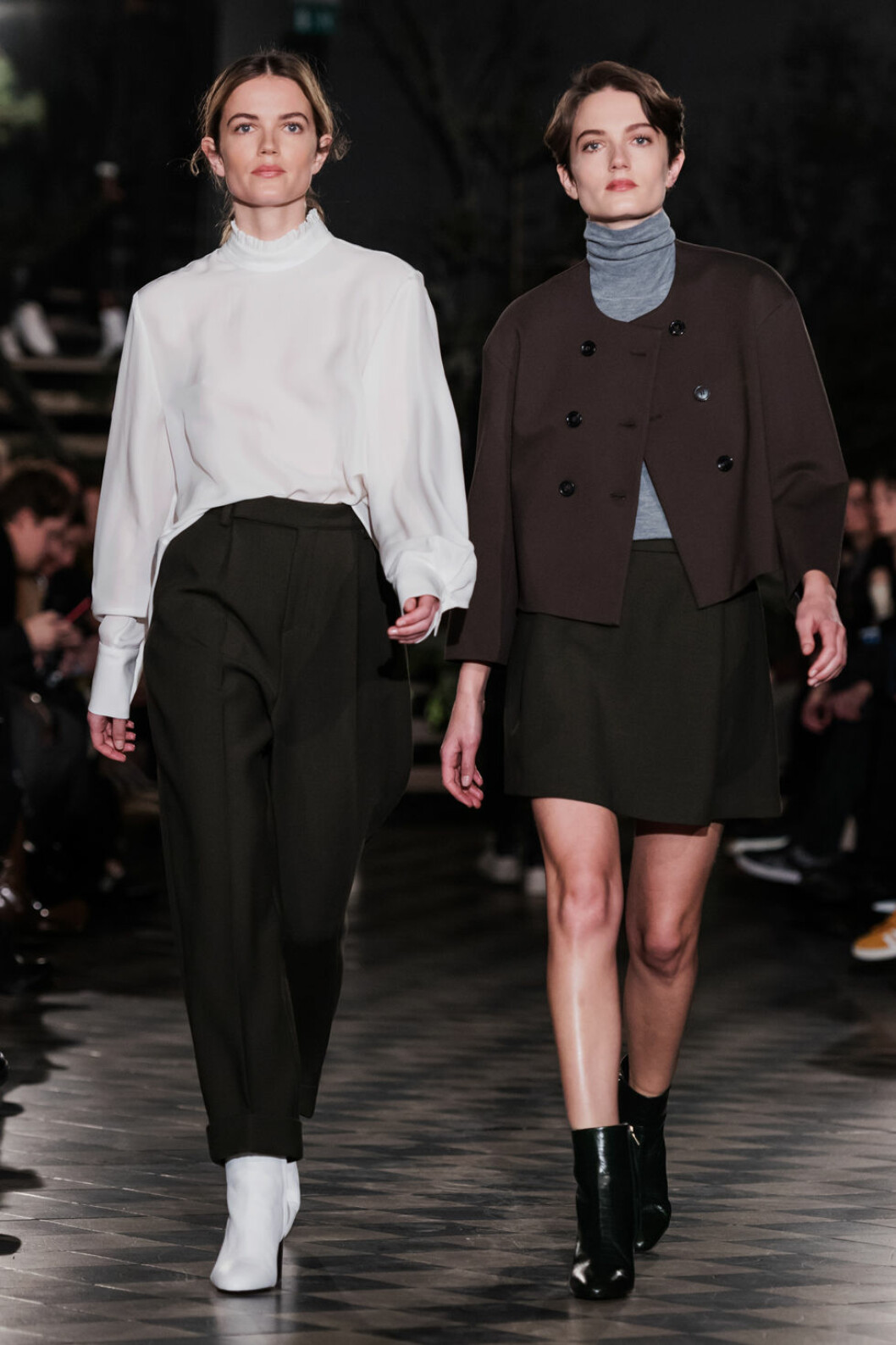 Filippa K AW 18, två modeller på catwalken.