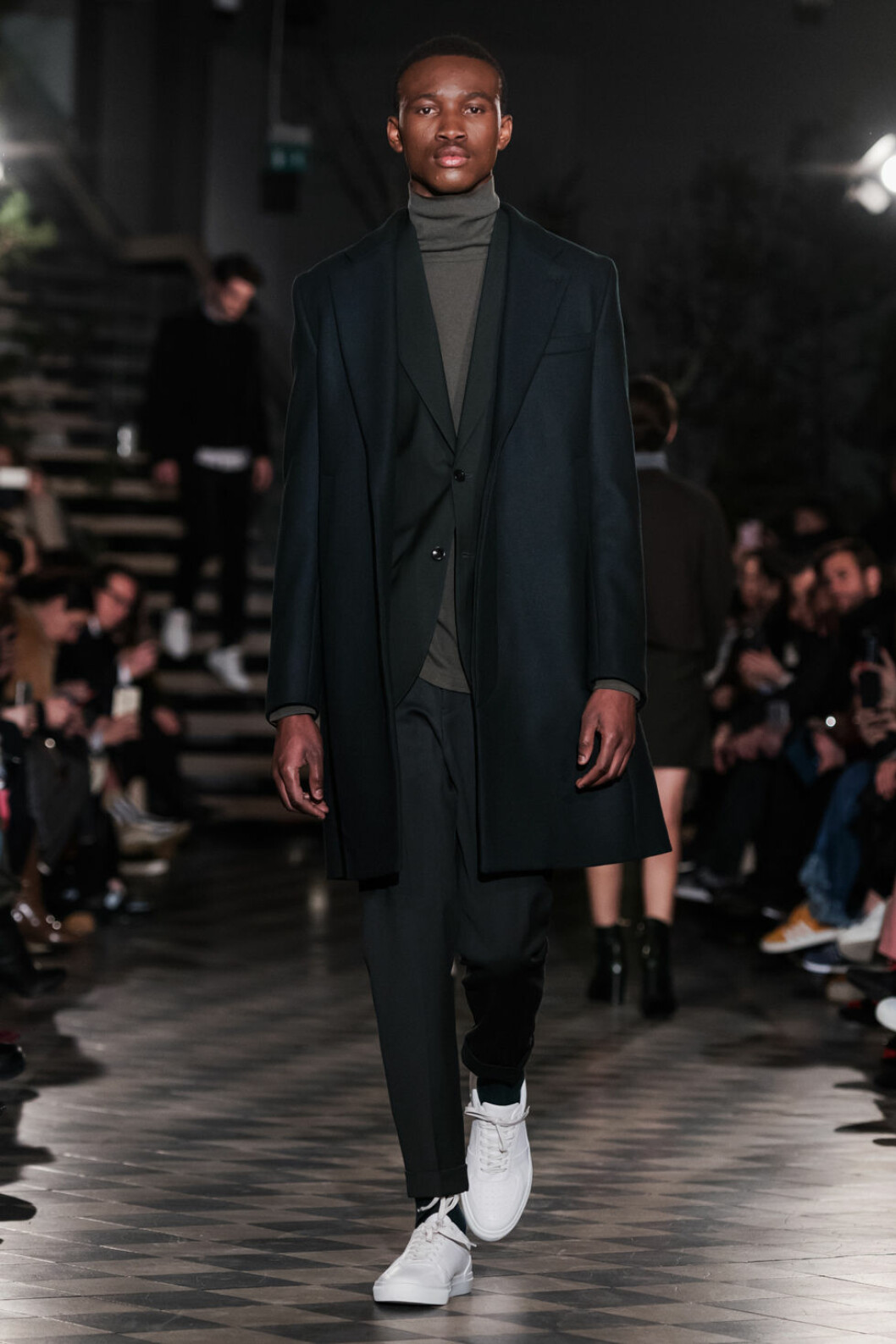 Filippa K AW 18, man i grön polotröja och svart rock.