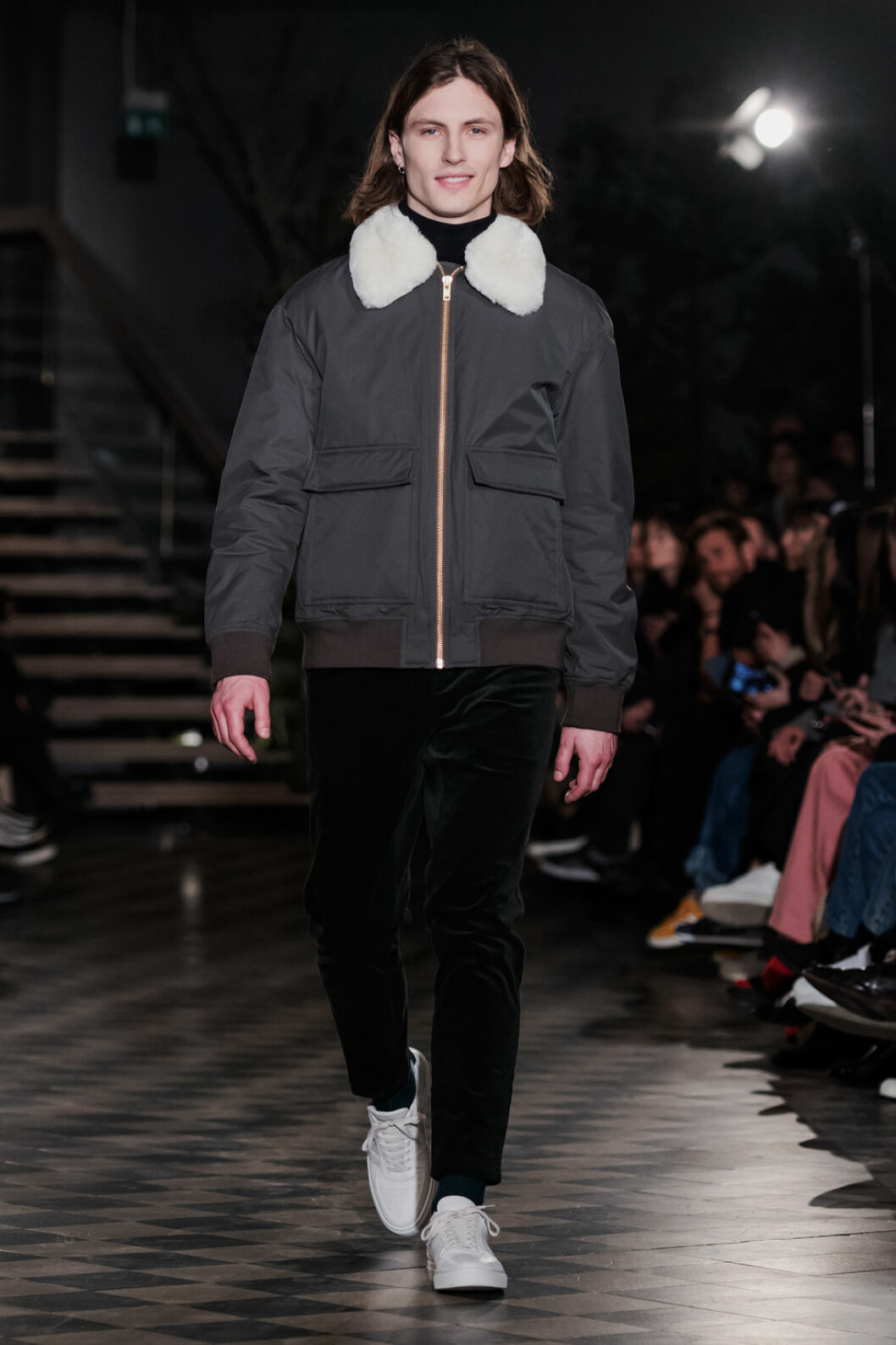 Filippa K AW 18, man i jacka med vit krage.