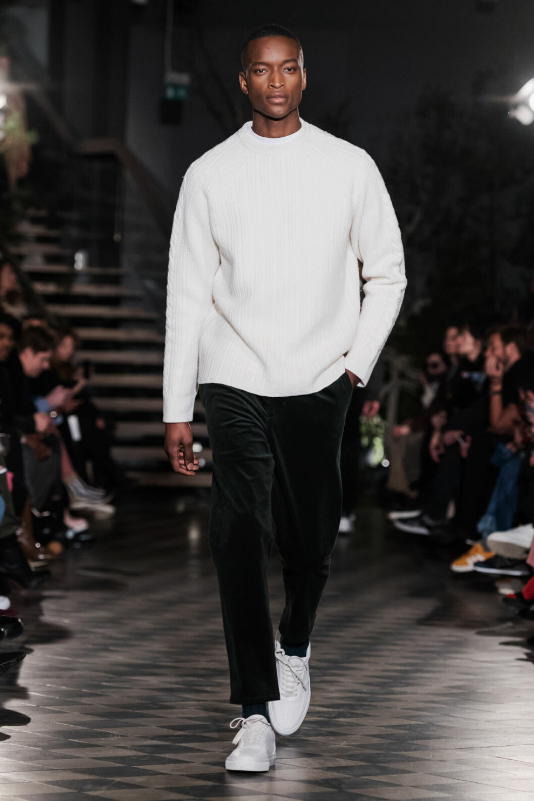 Filippa K AW 18, man i vit stickad tröja och svarta byxor.