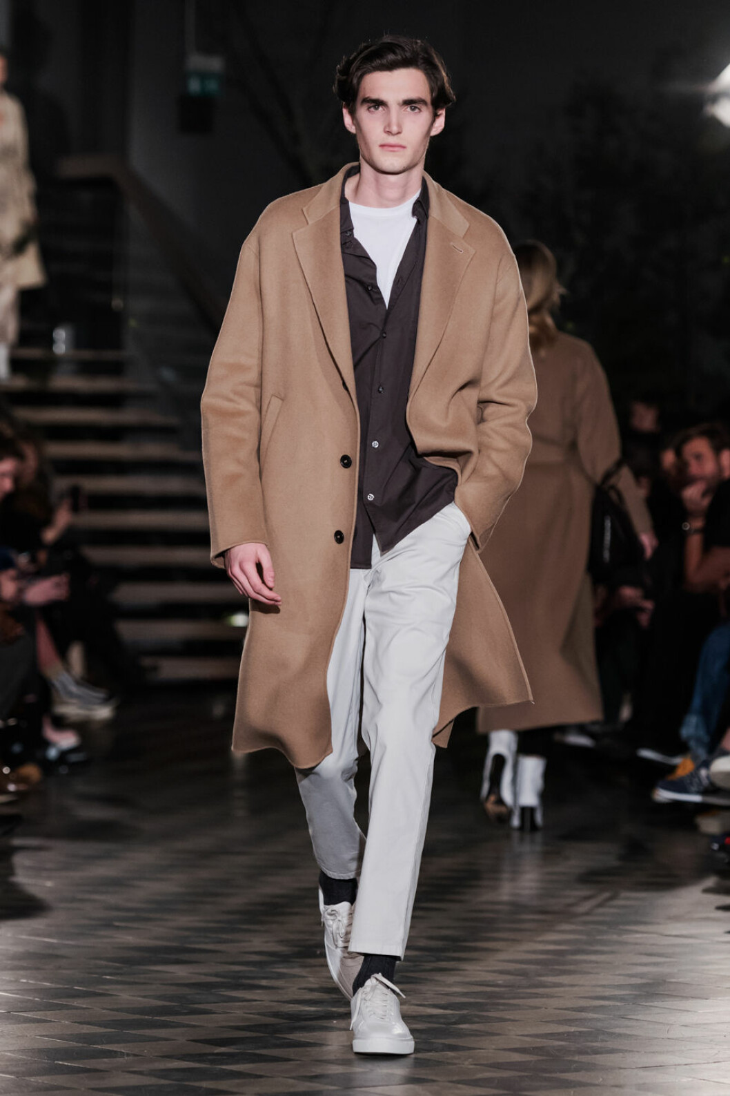 Filippa K AW 18, man i camelfärgad kappa.