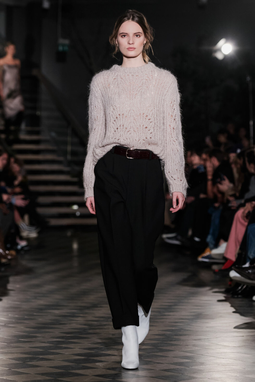 Filippa K AW 18, stickad ljus tröja med svarta byxor.