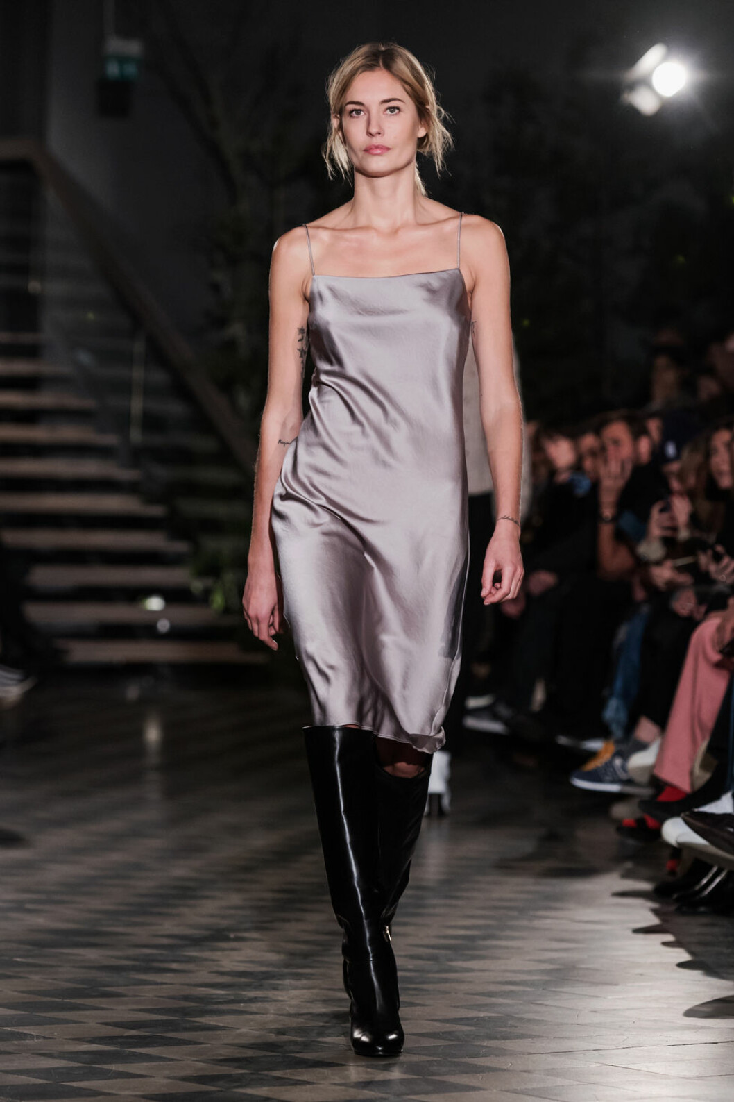 Filippa K AW 18, lavendelfärgad satinklänning.