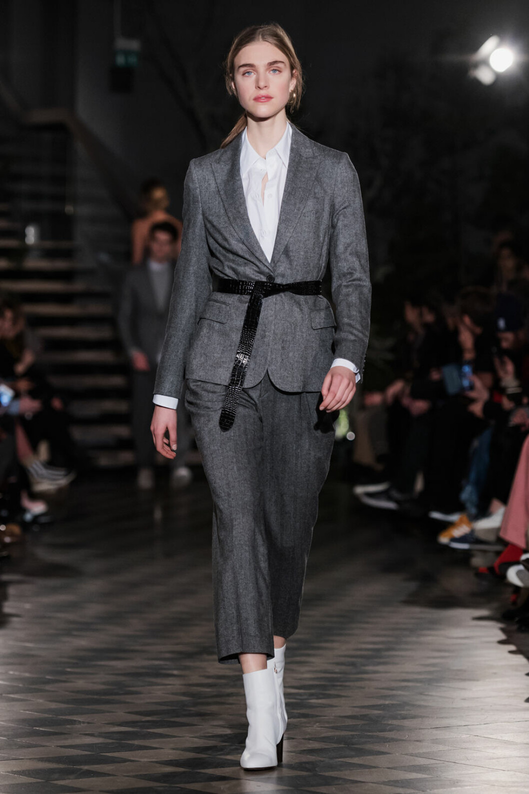 Filippa K AW 18, grå kostym med svart bälte.