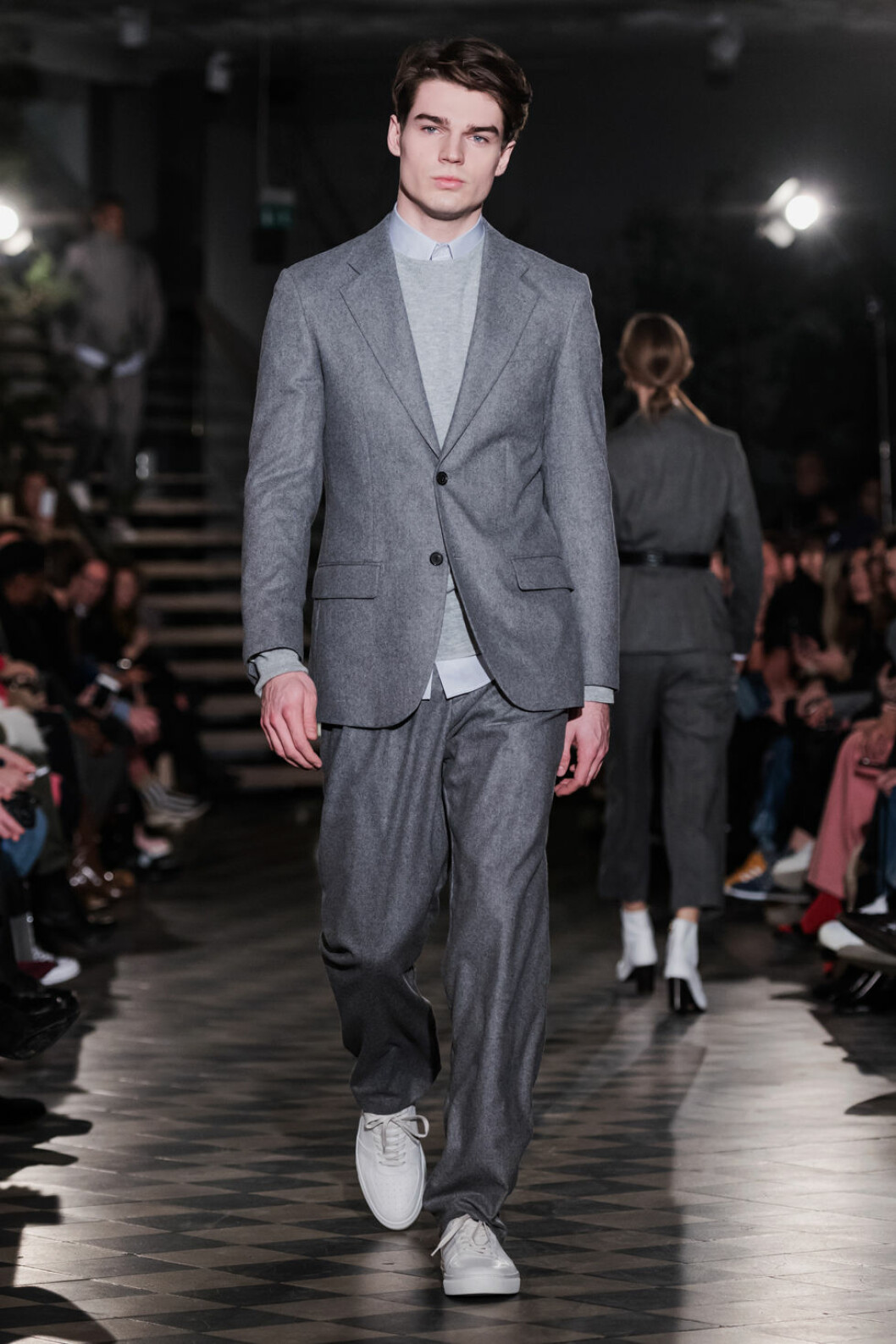 Filippa K AW 18, man i grå kostym.