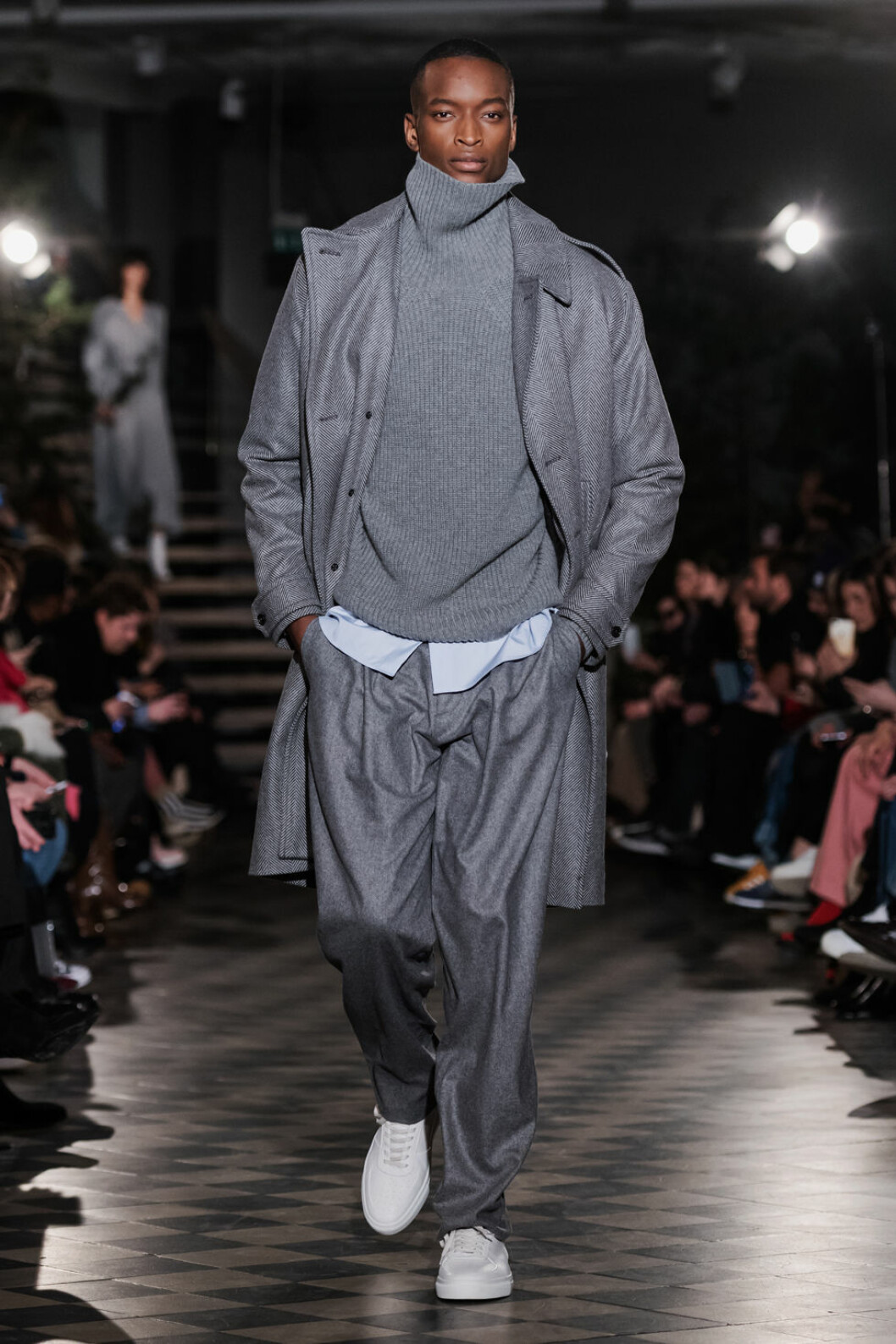 Filippa K AW 18, man i grå stickad polotröja och byxor.