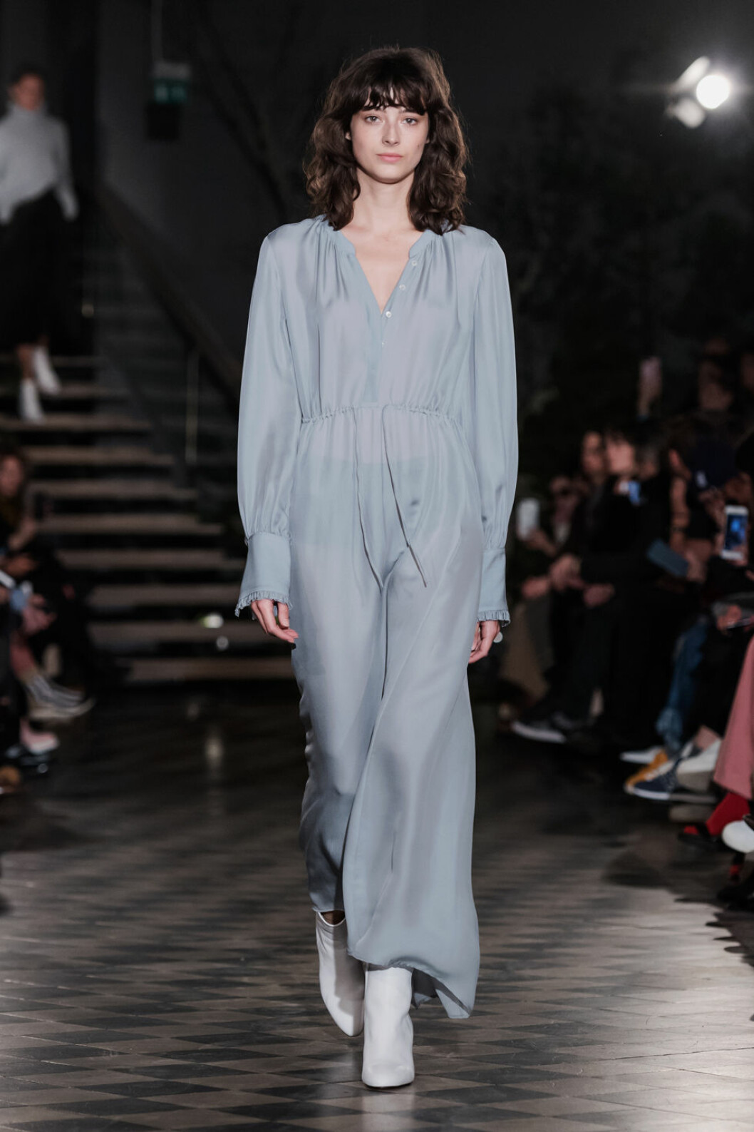 Filippa K AW 18, ljusgrå transparent klänning.