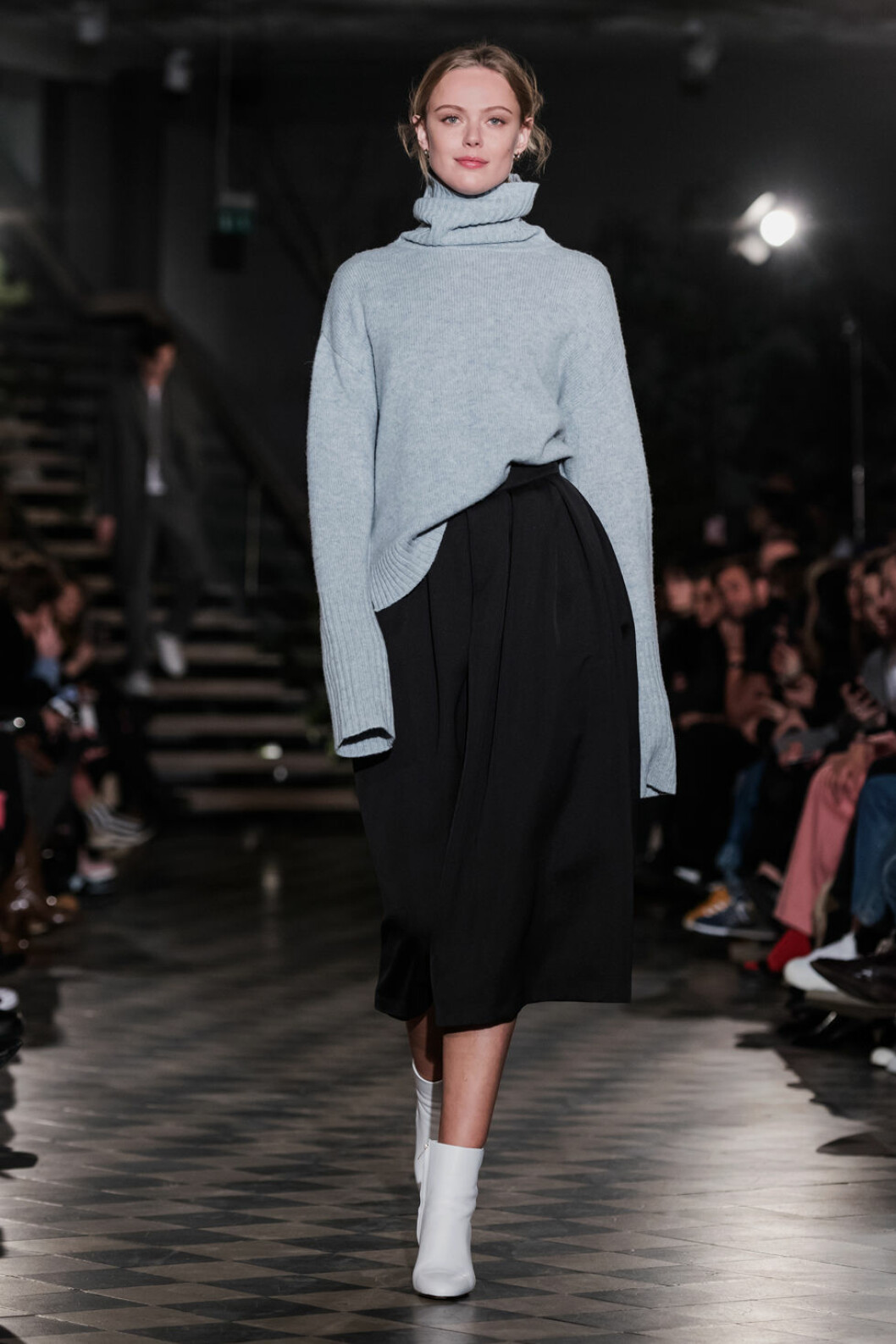 Filippa K AW 18, grå polotröja och svart kjol.