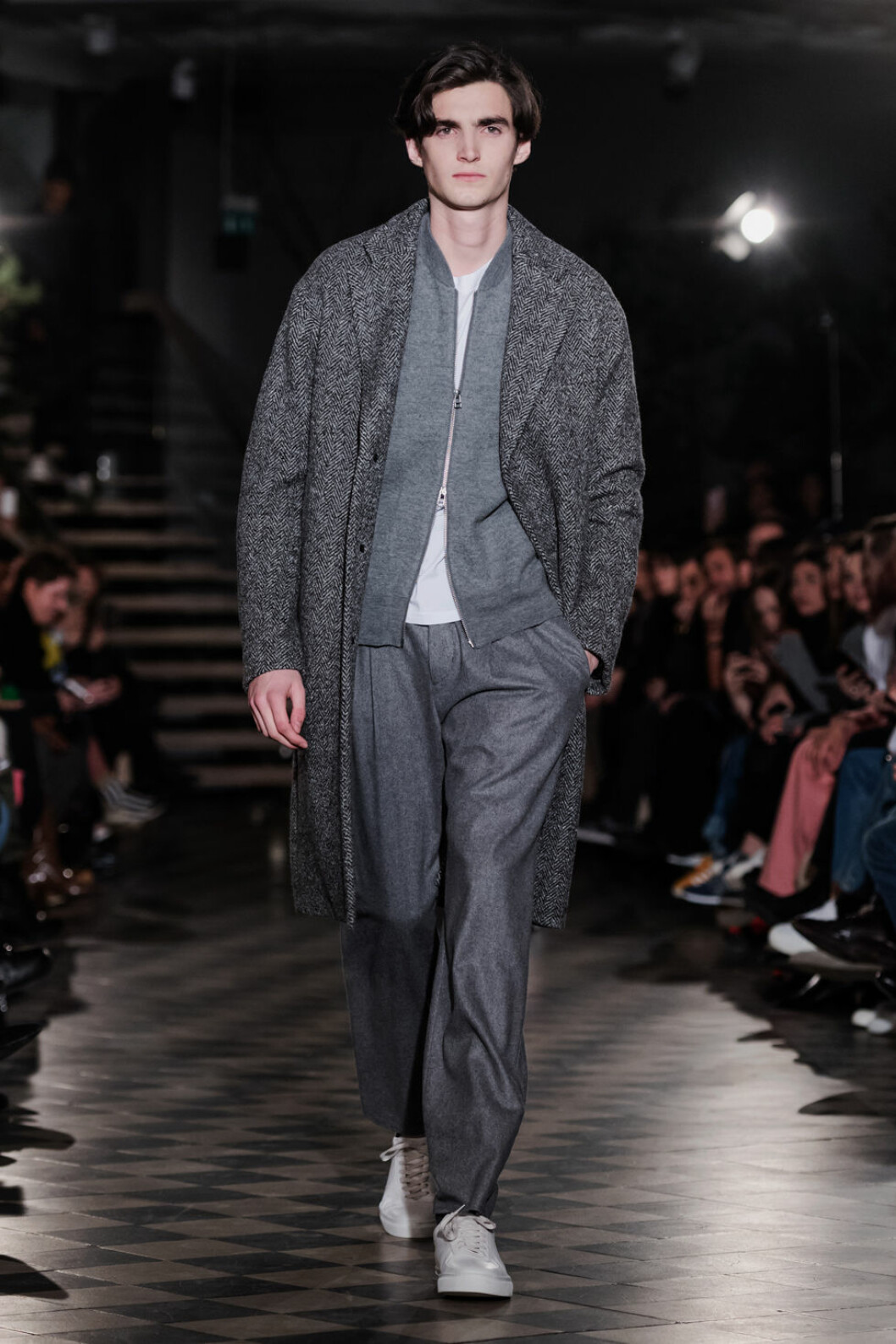 Filippa K AW 18, man i grå outfit.