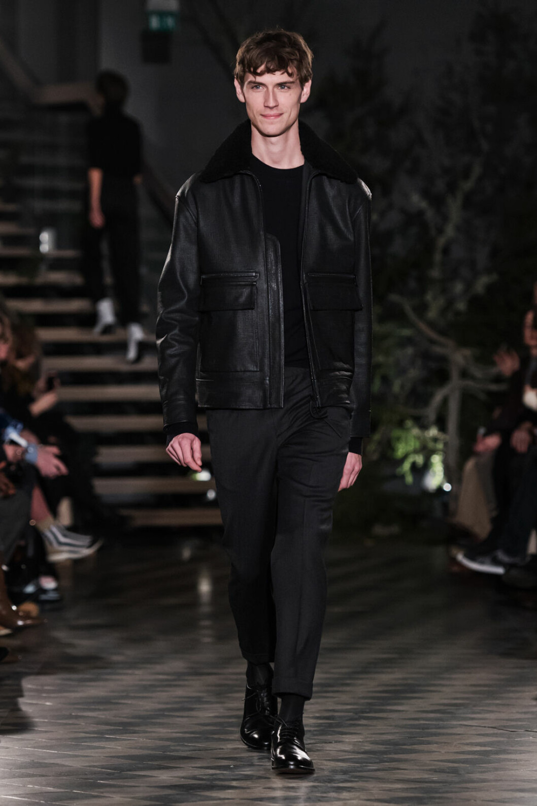 Filippa K AW 18, man i svart jacka.