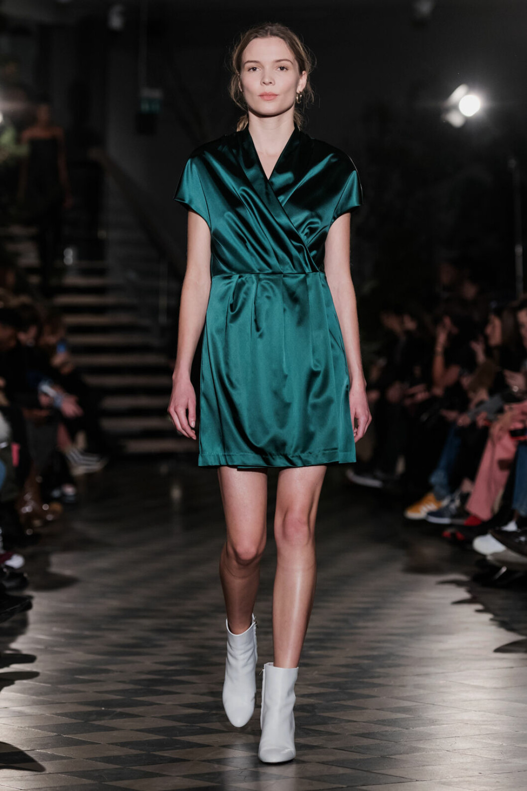 Filippa K AW 18, smaragdgrön satinklänning.
