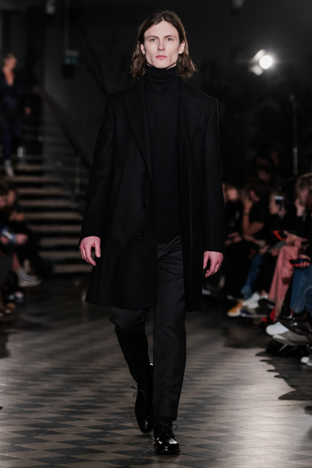 Filippa K AW 18, man i helsvart outfit.