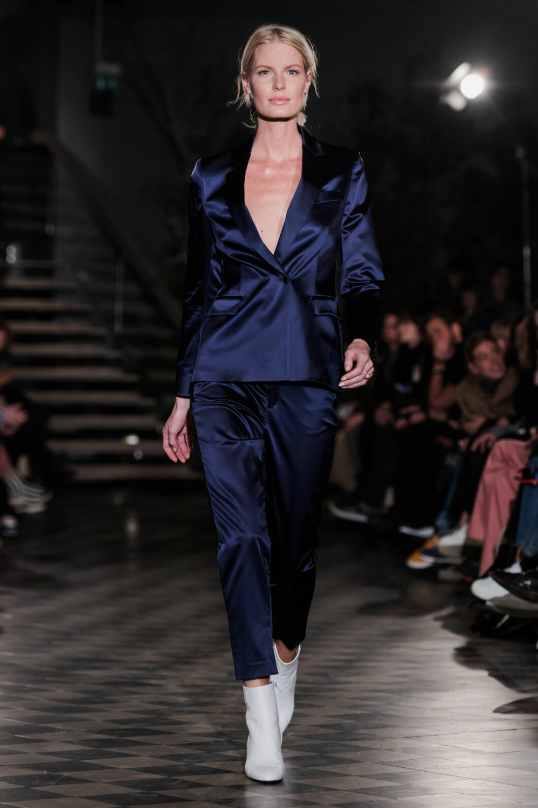 Filippa K AW 18, Caroline Winberg i mörkblå satinkostym.
