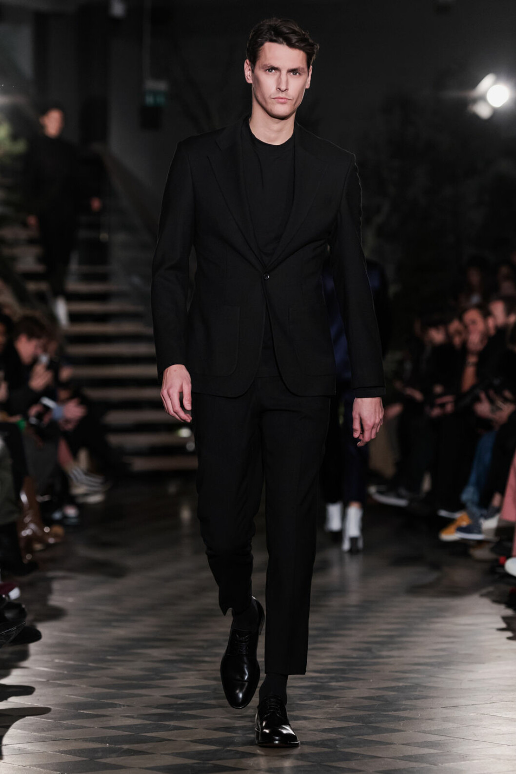 Filippa K AW 18, man i svart kostym.