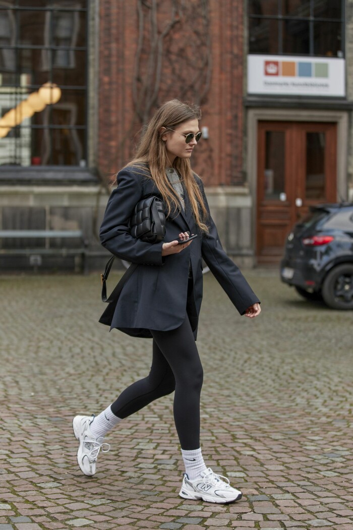 Filippa Hägg står för inspirationen och sportar New Balance populära sneakermodell 530. Klicka på bilden för att komma till skon. Filippa Hägg stylar New Balance sportiga sneakermodell 530, klicka på bilden för att komma till skon.