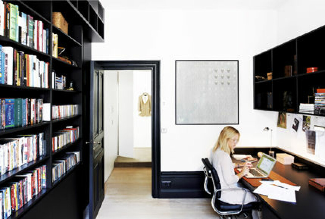 Filippa i arbets-rummet med platsbyggda hyllor och skrivbord