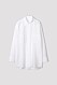 Den vita skjortan i längre modell är 100 % rätt alla dagar i veckan.