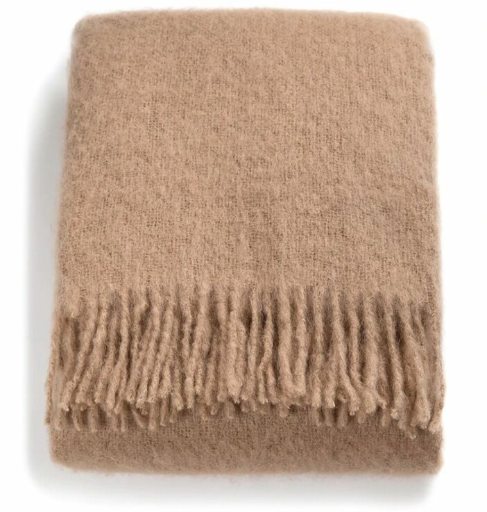 Filt med fransar i varm nyans av beige från Stackelbergs