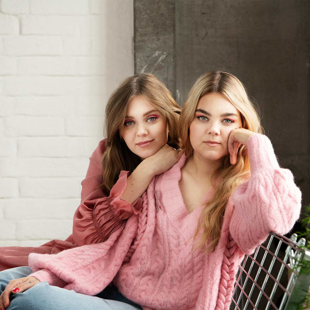 Klara och Johanna fyller ofta i varandras meningar och beskriver sig själva som ett gift gammalt par. Foto: Erik Thor First aid kit rosa bandet 2020