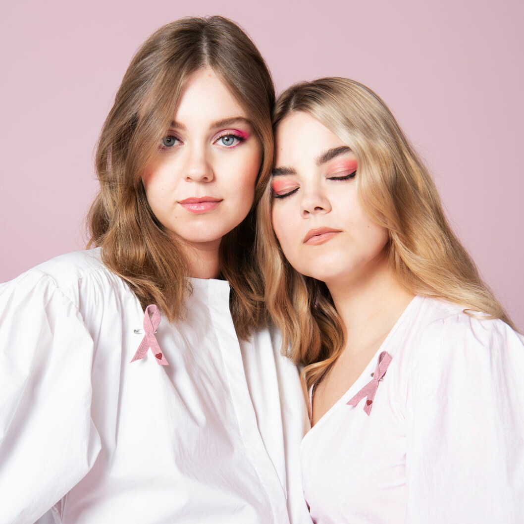 Både Klara och Johanna har varit utbrända i omgångar. Men de har alltid funnits där för varandra. Foto: Erik Thor First aid kit rosa bandet