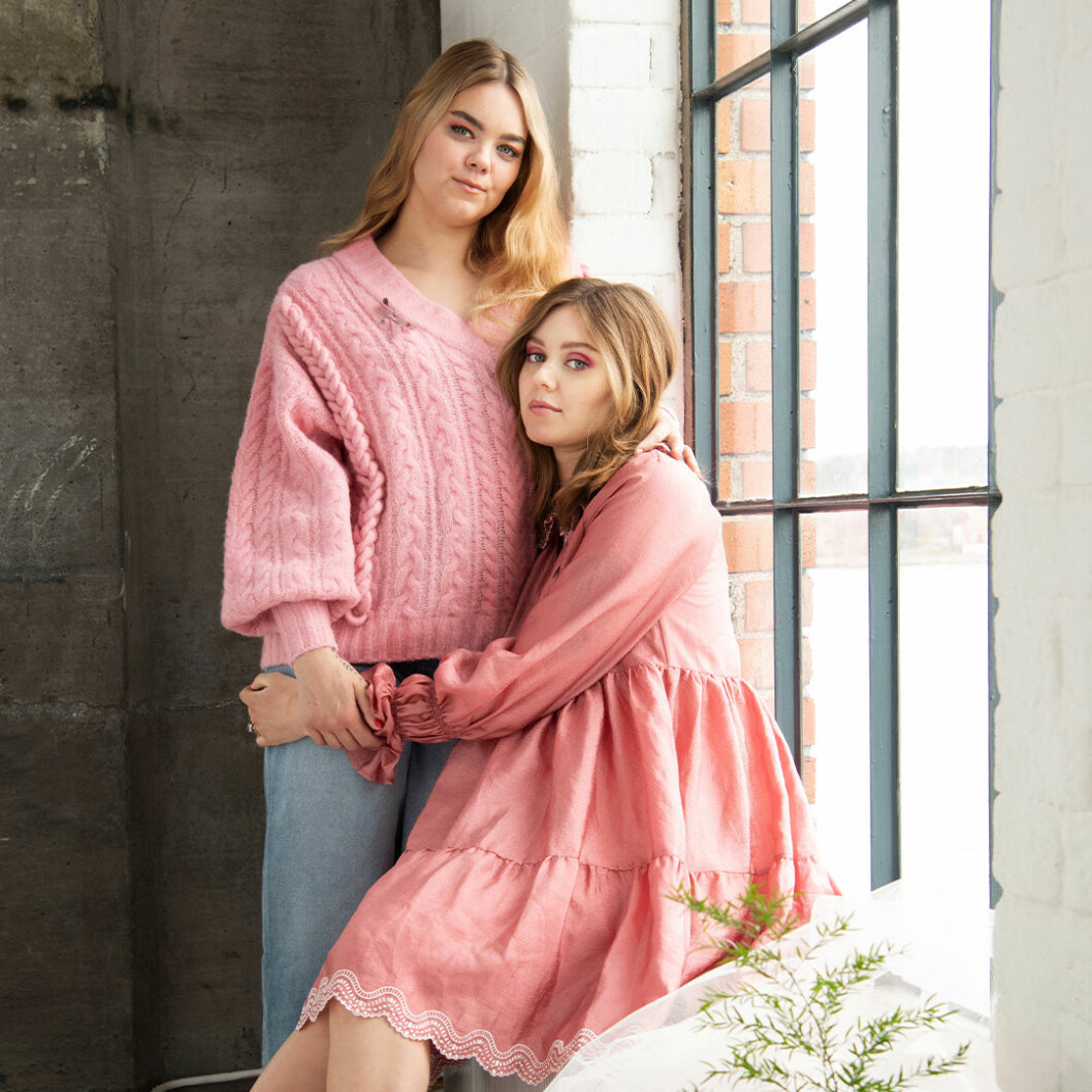 För att kunna ha en fungerande syskonrelation samtidigt som de jobbar ihop har Klara och Johanna gått i terapi. Foto: Erik Thor First aid kit syskon