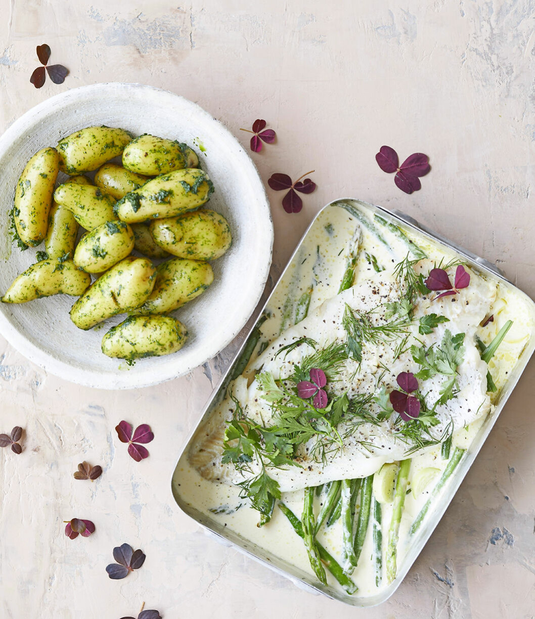 Fisk med krämig, örtig sås och färskpotatis. Recept fisk färskpotatis