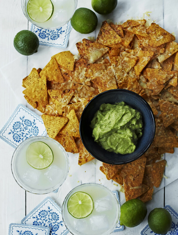 Bjud på en uppfriskande flädermargarita med nachos och guacamole