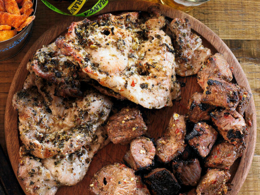 Grillad fläskfilé med parmesantäcke. Grillad fläskfilé med parmesantäcke.