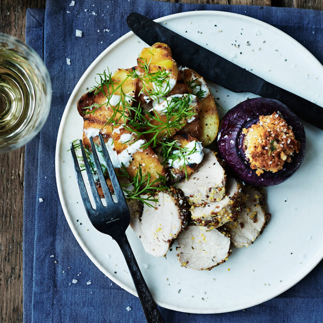 Fläskfilé med potatis och gratinerad rödlök. Fläskfilé med potatis och gratinerad rödlök.