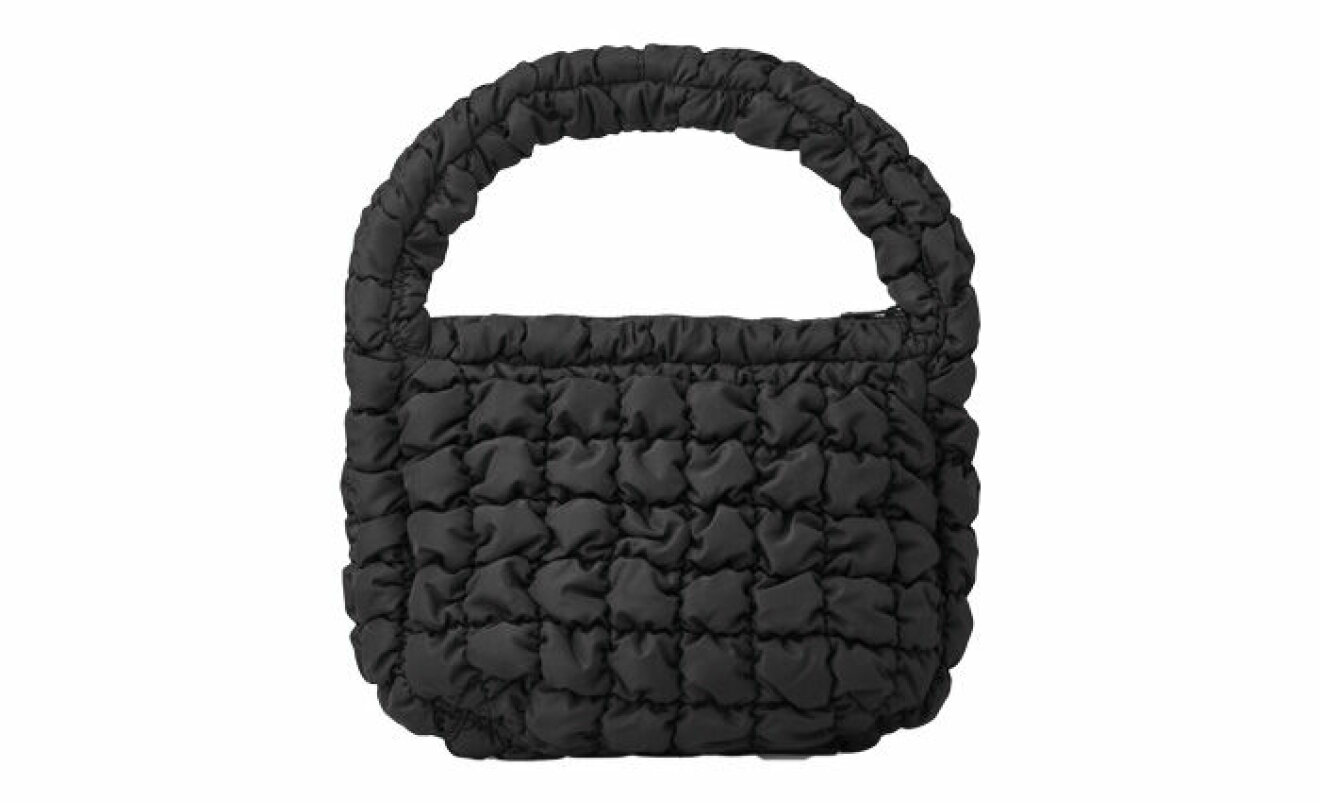 svart quiltad väska tillverkad i återvunnen polyester från Cos