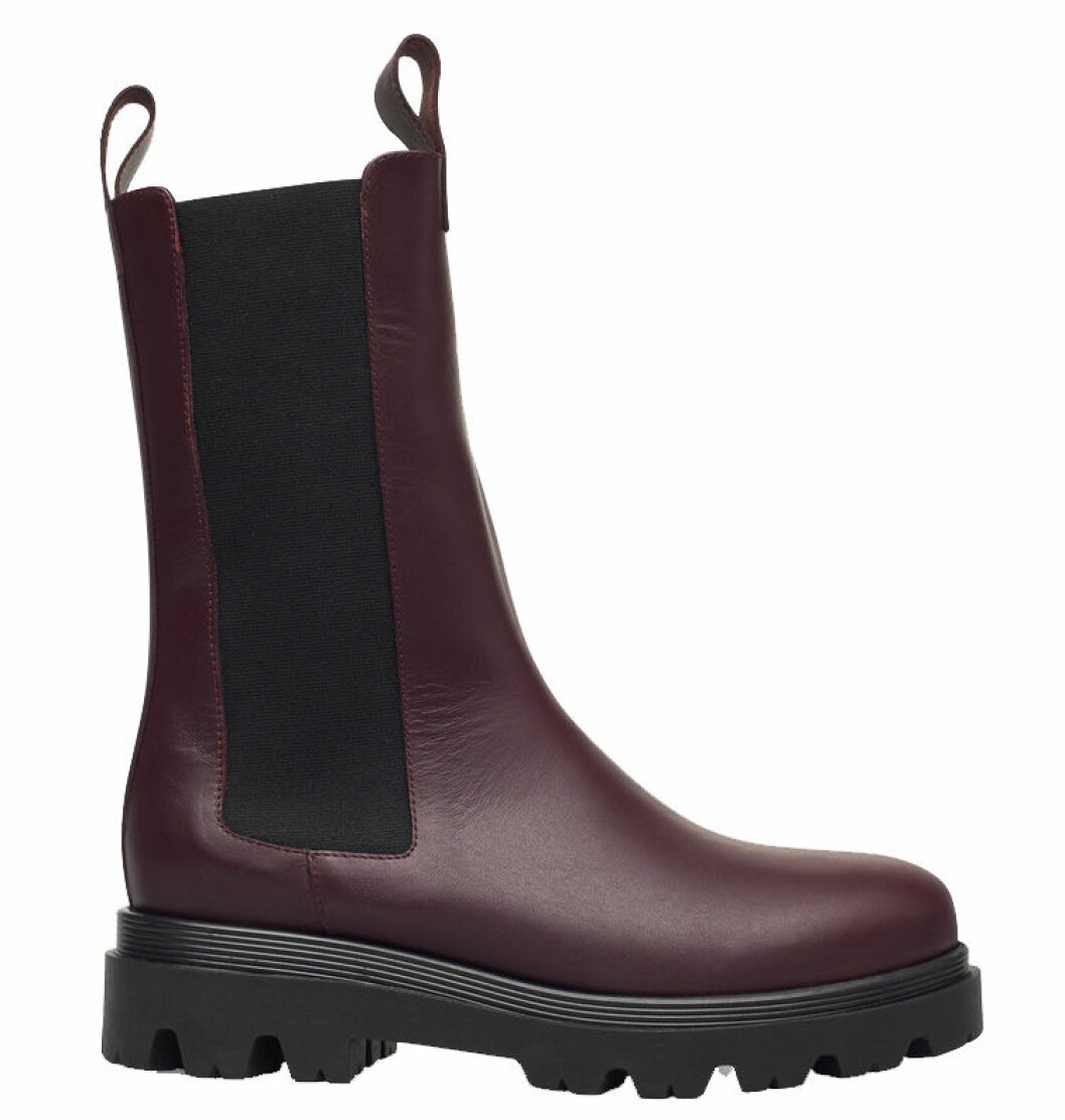 Höga chunky boots i vinröd nyans från Flattered.