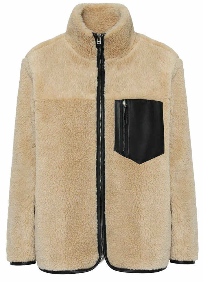 Stilsäker fleece i beige med läderdetaljer från Anine Bing. Se mer om den här.