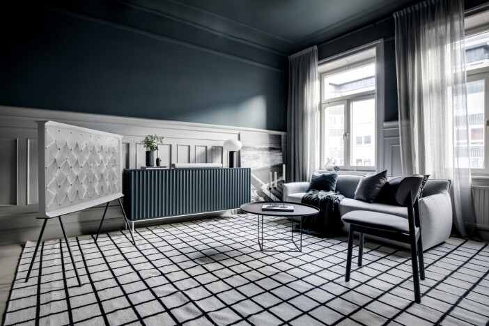 Anpassa inte din möblering i vardagsrummet efter tv:n, utan låt den flytta runt enligt dina behov. Foto: Henrik Nero för Samsung flexibel möblering med tv