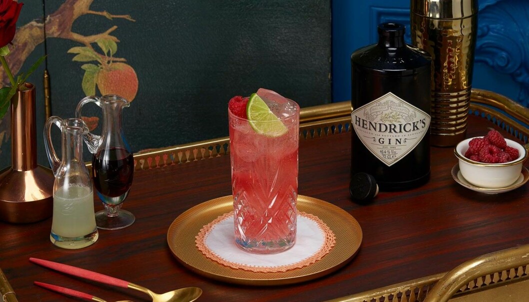 drink i highballglas på drinkvagn