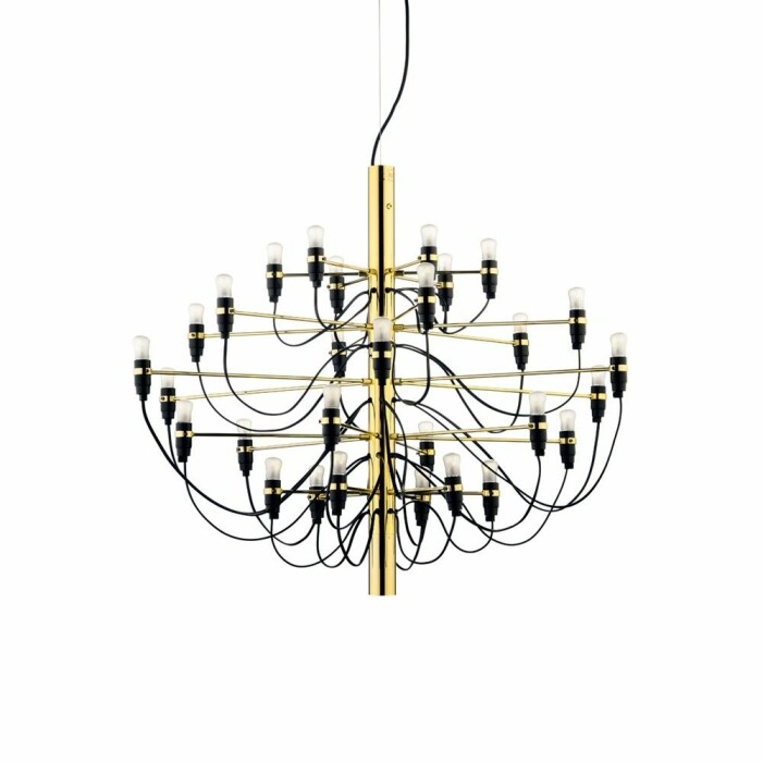 Ljuskronan Sarfatti från Flos i mässing är en stilsäker designklassiker