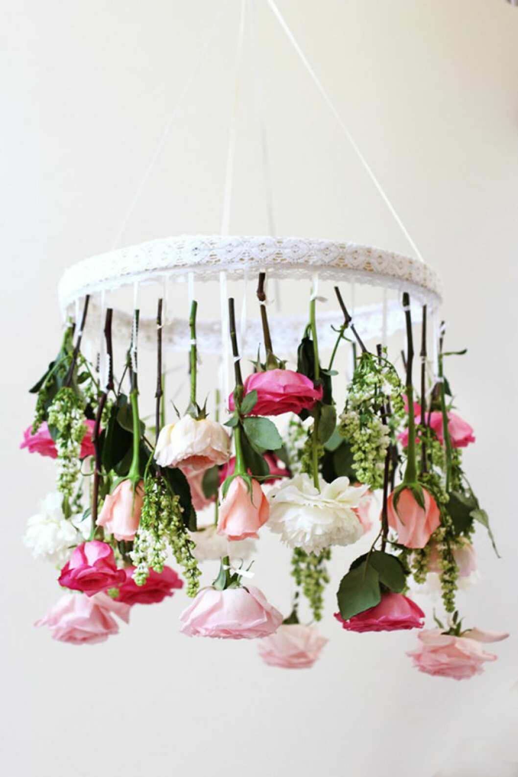 Foto: <a href="http://honestlywtf.com/diy/diy-flower-chandelier/">HonestlyWTF</a> flowerchandelier2-700