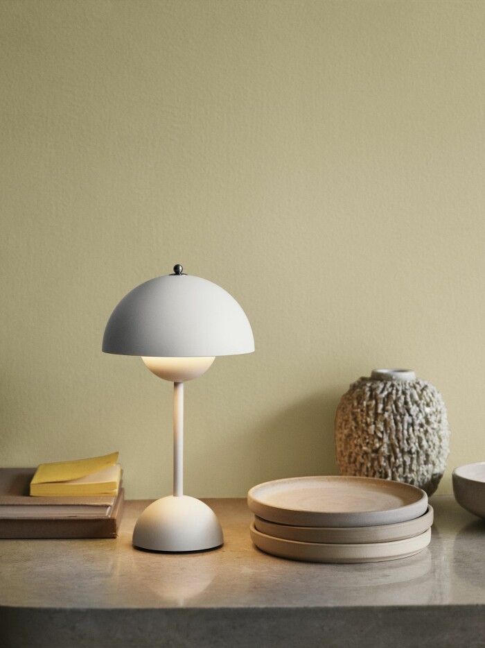 Klassikern <em>Flowerpot</em> av Verner Panton kommer nu som bordslampa hos &Tradition. flowerpot bordslampa