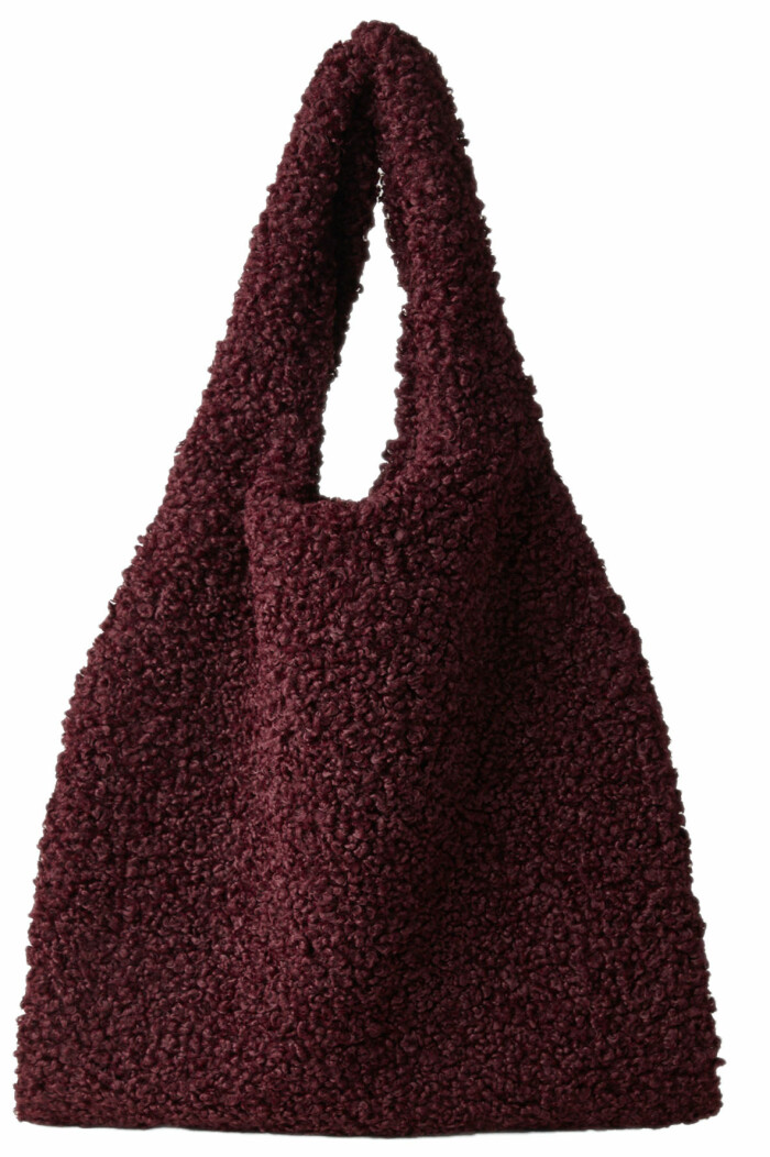Klicka på bilden för att komma direkt till plagget. fluffig väska från cos i teddy