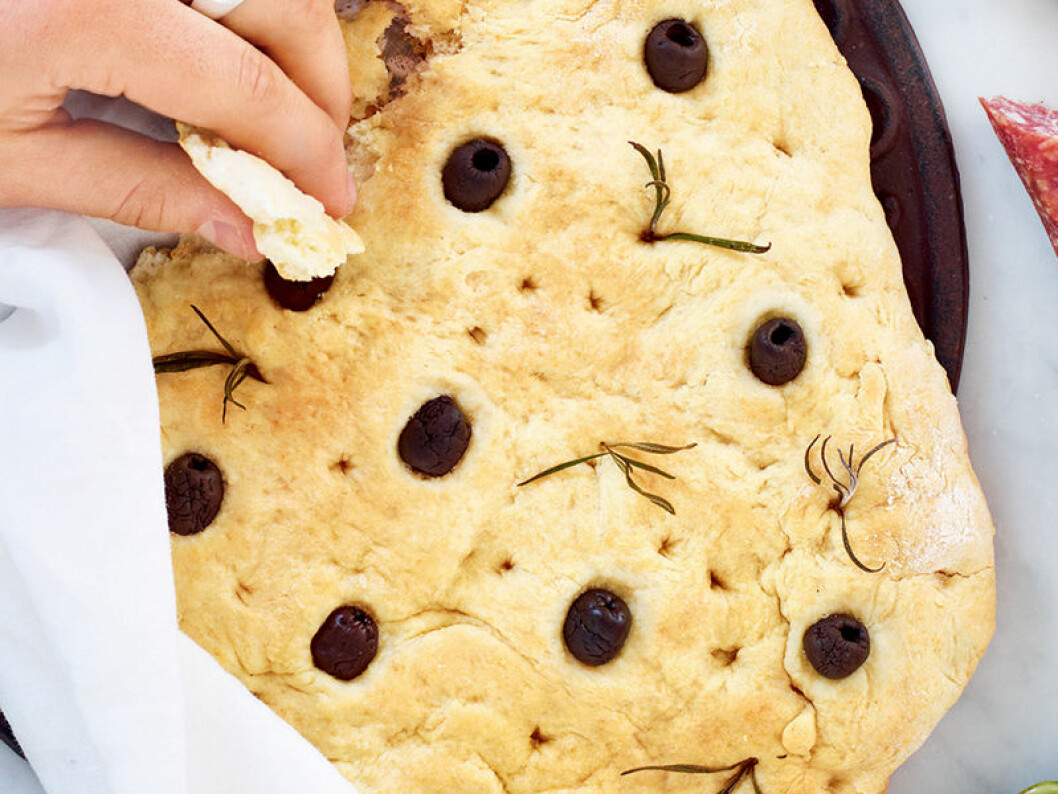 Focaccia med rosmarin och svarta oliver. Focaccia med rosmarin och svarta oliver.