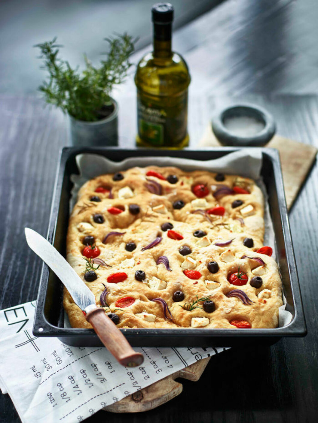Focaccia med oliver, fetaost och tomater. Focaccia med oliver, fetaost och tomater.