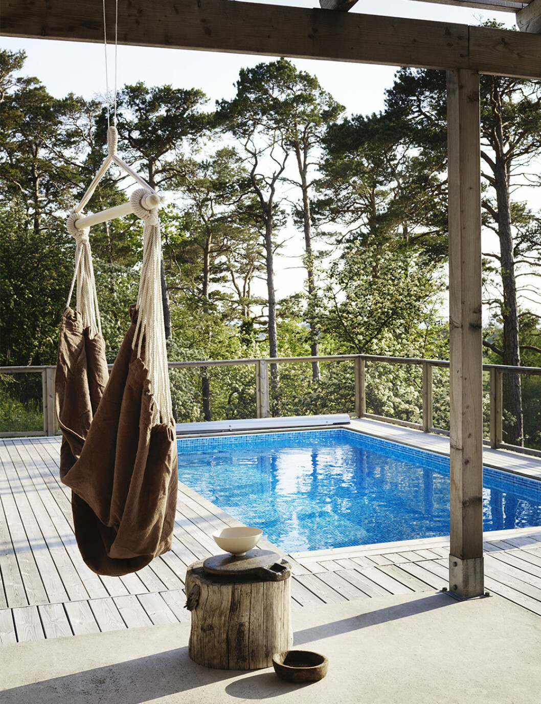Mysig hängstol från Granit vid pool från Folkpool