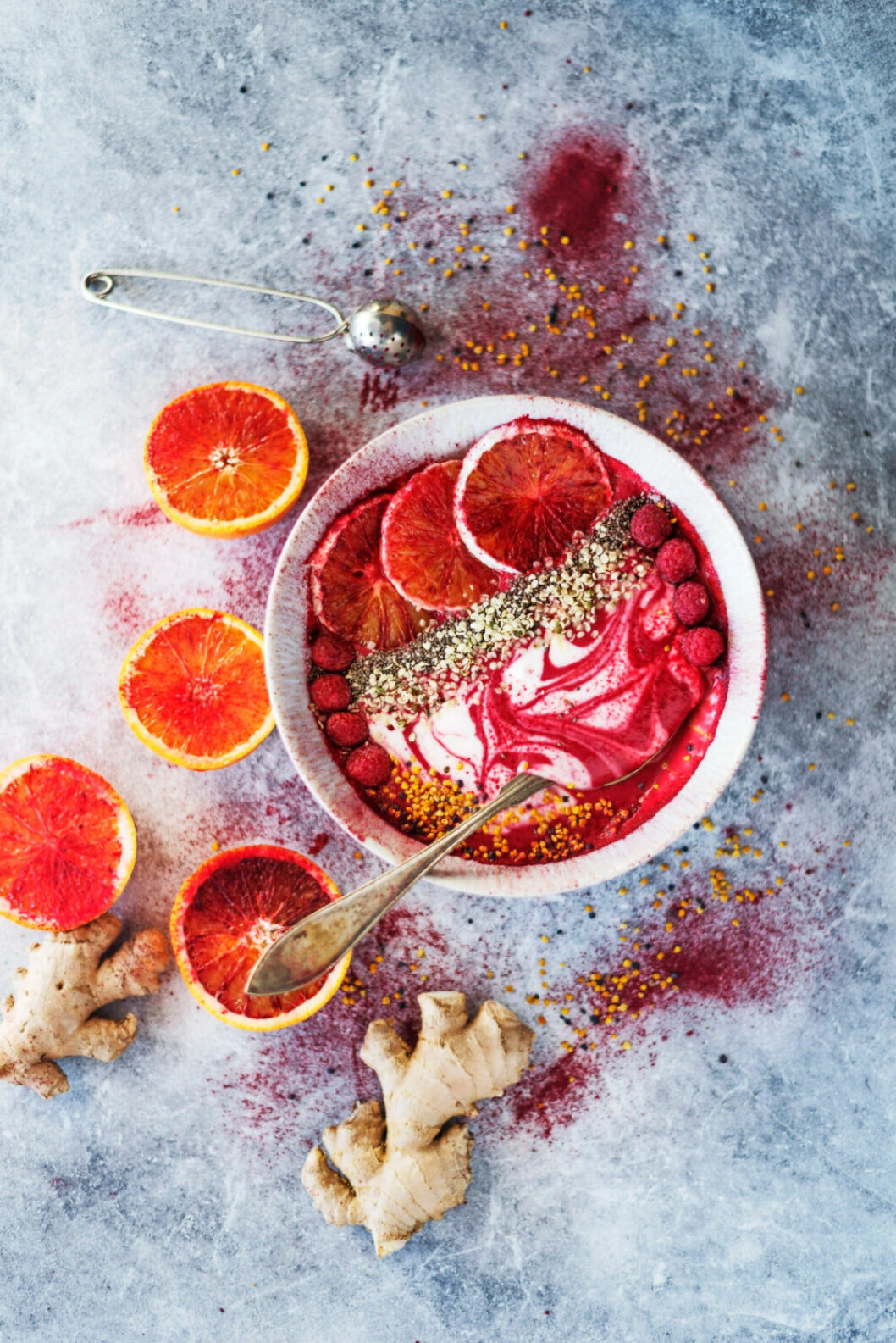 Basen i den här smoothien är fryst blomkål. Blomkålen är nästintill smaklös, så du får en dos grönsaker till frukost utan att ens märka det! Smoothiebowl med bär, linfrön och blodapelsin