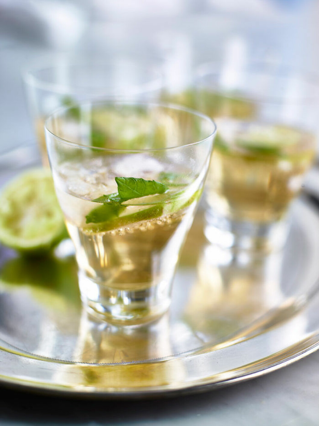 Ingefärssparkler med mynta och lime. Ingefärssparkler med mynta och lime.