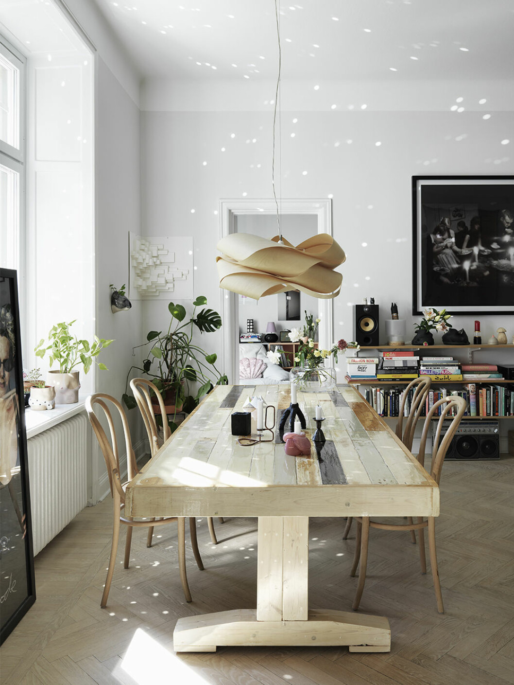 Solens ljus kan förvandla ett helt rum, här hemma hos Els-Marie Enbuske. Tips! Möbler i trä är både snyggt och miljövänligt, samt ger en somrig naturkänsla i inredningen. Foto: Petra Bindel Styling: Emma Persson Lagerberg | Syns i: <a href="https://www.elle.se/decoration/stilsakert-hos-modedesignern-i-stockholm/" target="_blank" rel="noopener">Stilsäkert hos modedesignern i Stockholm</a> Stort matbord i trä med sommarkänsla och solkatter