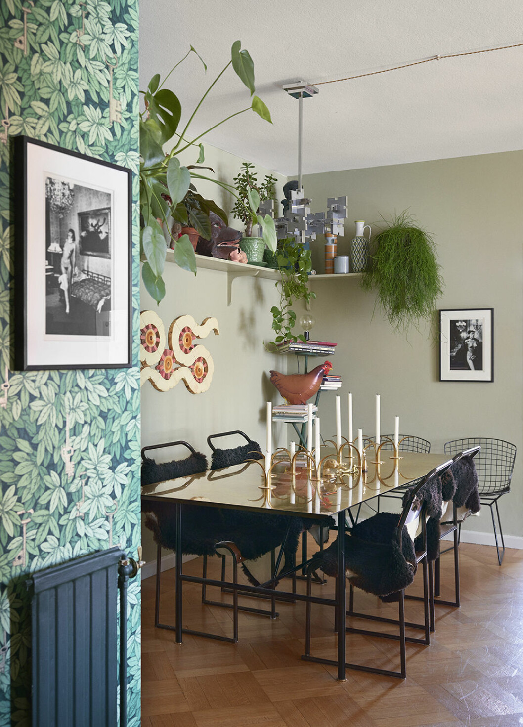 En urban djungel kan frodas året om, som här hos Ursula Wångander. Foto: Idha Lindhag | Syns i: <a href="https://www.elle.se/decoration/personligt-och-kreativt-hemma-hos-ursula-wangander/" target="_blank" rel="noopener">Personligt och kreativt hemma hos Ursula Wångander</a> Matplats hemma hos Ursula Wångander