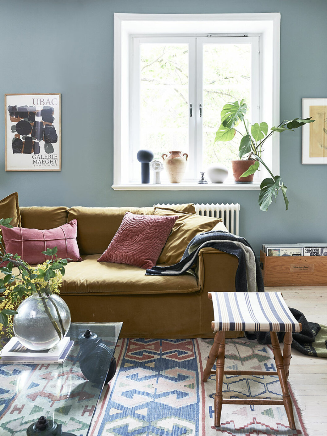 Aquablå väggar och vikpallar påminner om soliga dagar vid havet hos Sofia Wood. Foto: James Stokes Styling: Maria Nordin | Syns i: <a href="https://www.elle.se/decoration/bohemiskt-och-naturnara-hemma-hos-sofia-wood/" target="_blank" rel="noopener">Bohemiskt och naturnära hemma hos Sofia Wood</a> Vardagsrum hemma hos Sofia Wood